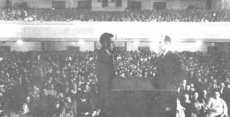 Un halo de lumière entoure la tête de frère Branham. le photographe affirme qu'il n'y avait point de lumière entre frère Branham et le fond de la salle. Ceci s'est produit à Camdem, Arkansas, en 1947, à l'auditorium municipal. Soudain une grande lumière entra dans l'édifice et alla se placer au-dessus de sa tête. Plusieurs pourraient penser que la photo peut avoir été falsifiée,si ce n'était du fait que plusieurs centaines de personnes présentes ont témoigné de ce phénomène inhabituel.
	